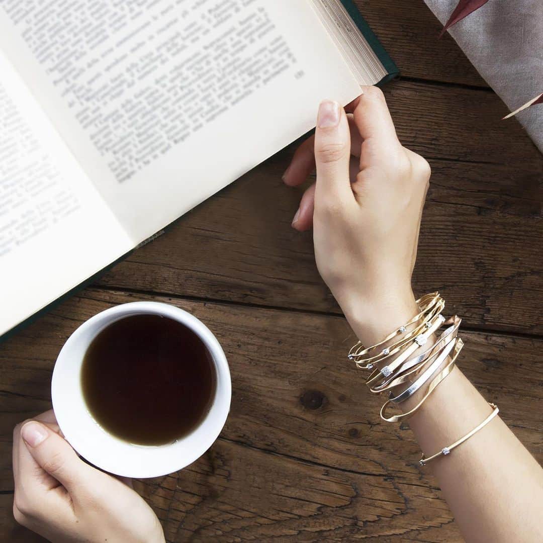 のインスタグラム：「One of the sweetest sounds in the world is the jangle of your @marco_bicego bangles as you turn a page or take a sip.」