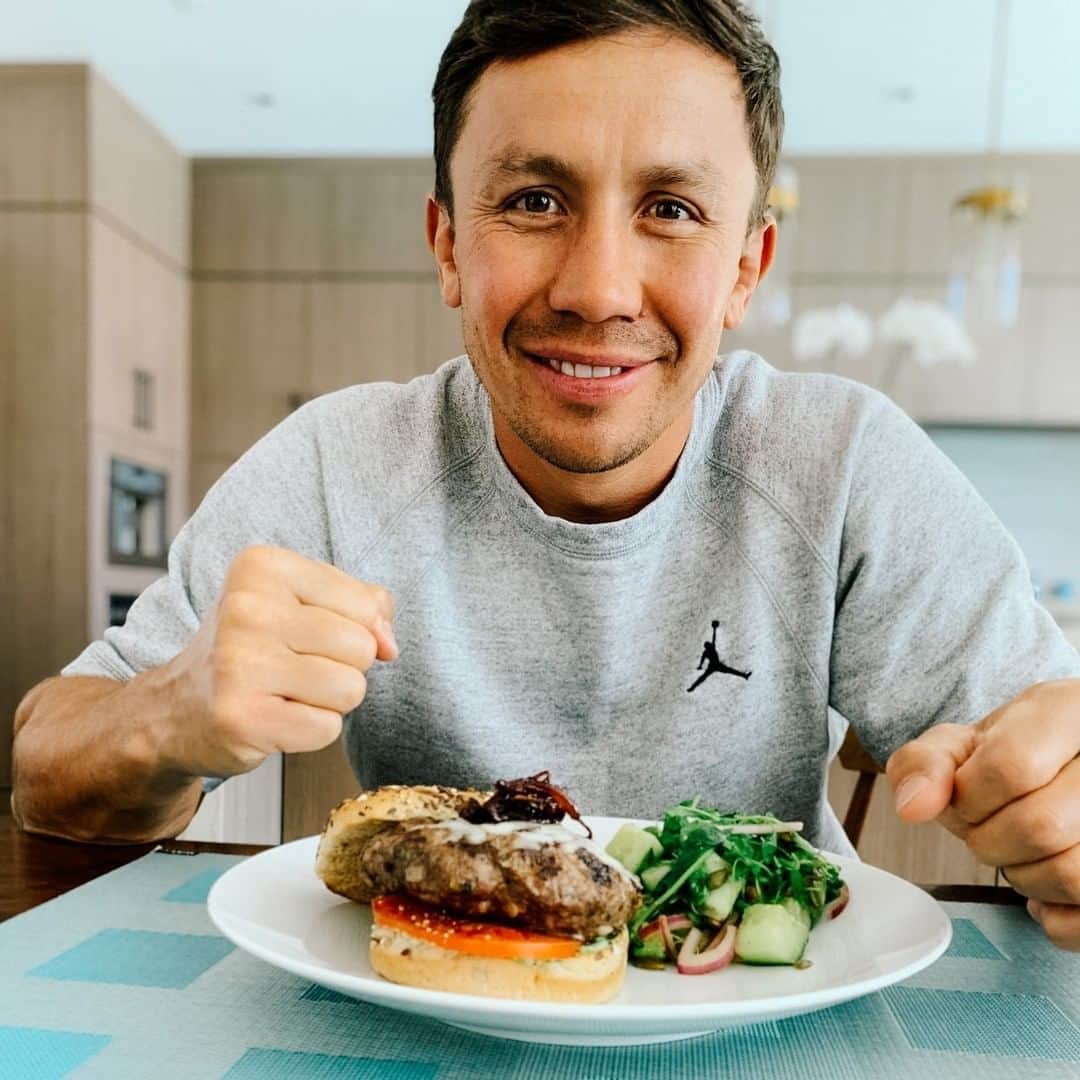 ゲンナジー・ゴロフキンのインスタグラム：「Post workout fuel. Who wants the recipe?  Иногда и я могу позволить себе бургер 😊」