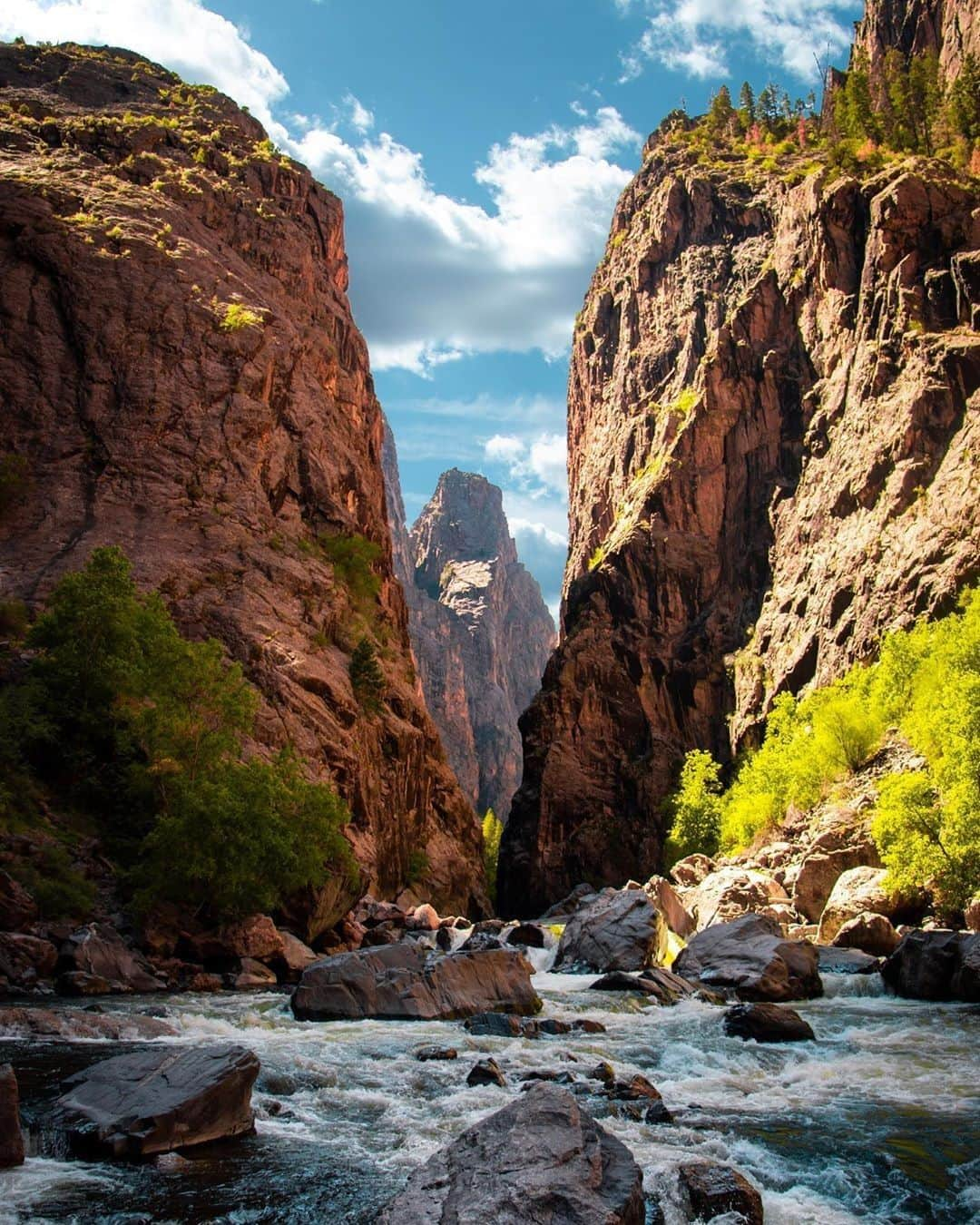 Visit The USAさんのインスタグラム写真 - (Visit The USAInstagram)「Over millions of years, the Gunnison river has sculpted some of the oldest rocks in the USA! If you are an extreme hiker, try exploring the Inner Canyon at Black Canyon of the Gunnison National Park. For those looking for a more relaxing experience, check out the amazing trout fishing along the river. 📸: @bence_p #TogetherInTravel #VisitTheUSA」7月16日 1時00分 - visittheusa