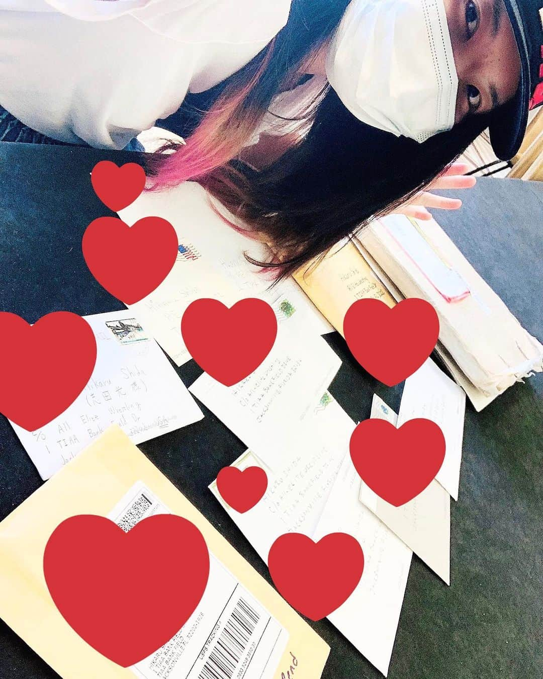 志田光さんのインスタグラム写真 - (志田光Instagram)「‪I received your letters from the company!✨Thank you soo much😘‬ ‪会社からみなさんの応援のお手紙を受け取りました！日本からも！！‬ ‪ありがとうございます😌　#AEW #thankyou #letter #ありがとう」7月16日 1時10分 - shidahikaru