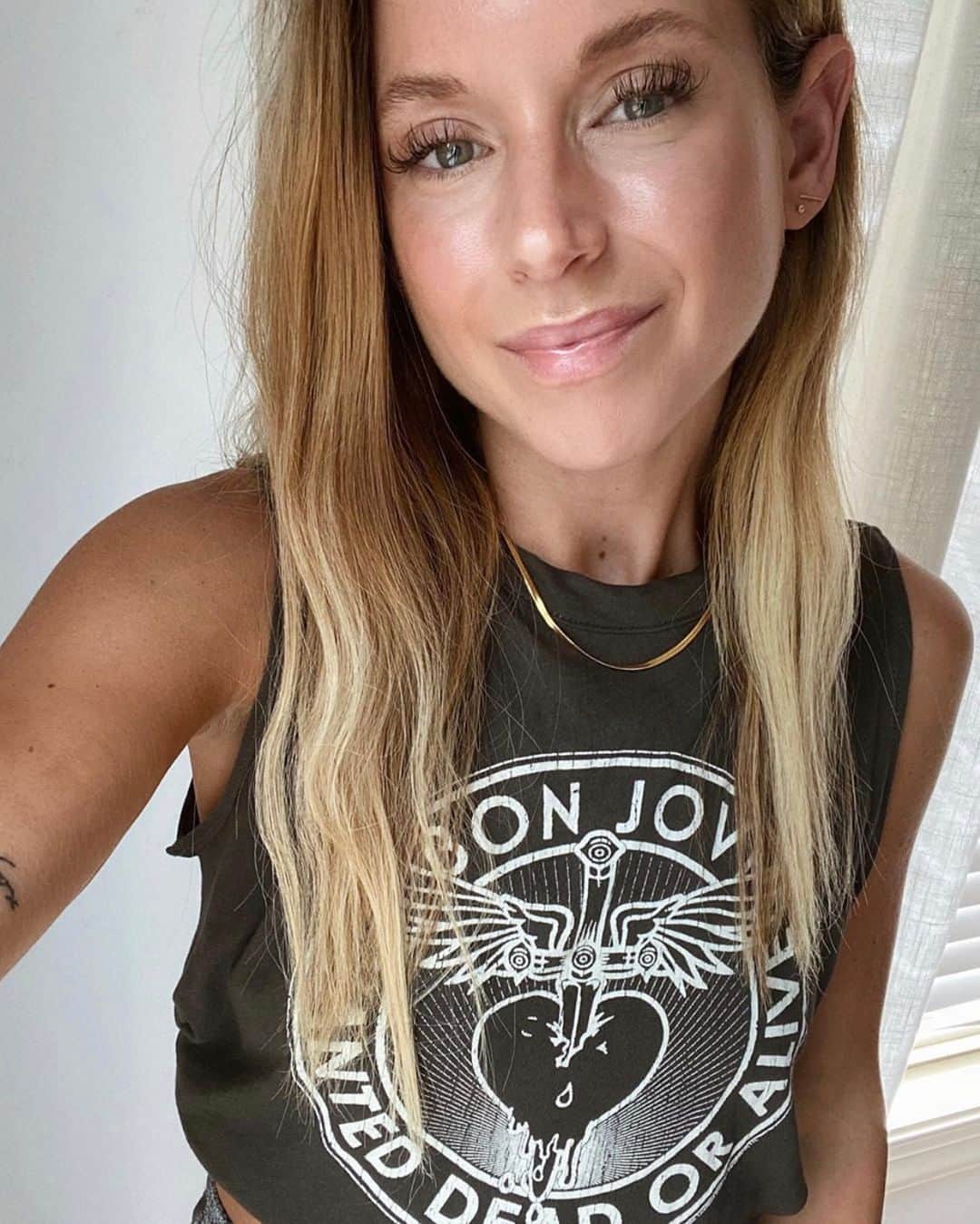 チェイサーのインスタグラム：「cute graphic tee = good day!☀️🖤 @quincyxsmith #chaserbrand #bonjovi #deadoralive #bandtee #bandtank #graphictank #graphictshirt #graphictanktop #graphictee」