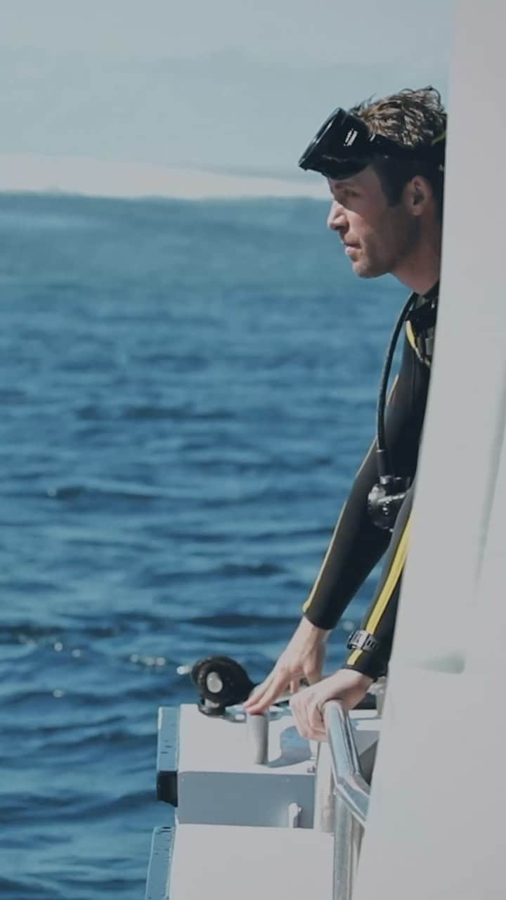 ドゥラメールのインスタグラム：「“When I see my daughter smiling back up at me, it gives me a renewed sense of purpose to keep fighting for a healthy, thriving ocean world.” Explorer, filmmaker and #BlueHeartAmbassador @pcousteau shares the hope he has for our next generation of ocean conservationists. #LaMerBlueHeart」