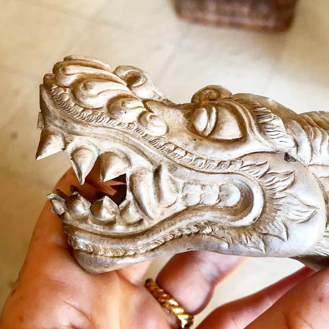 ベックスロックスのインスタグラム：「#Nagadragons ⠀⠀⠀⠀⠀⠀⠀⠀⠀ Naga means dragon and in Balinese culture it is said that the Nagas lived on top of Volcano Mount Batur and guarded Bali from intruders. Every night, he went down from the volcano and dived into the sea to be with the love of his life, his pearl.  He is the symbol of power, protection, prosperity and eternal love amongst the Balinese. ⠀⠀⠀⠀⠀⠀⠀⠀⠀ Here is an example of a #repousse aka Tatah ancient technique solid silver Naga hand made by our Master goldsmith Komang created as a sculpture and soon to be turned into an intricate pendant.  ⠀⠀⠀⠀⠀⠀⠀⠀⠀ #Naga #jewelswithsoul #sustainableluxury #preservingcraft #dragons #sculptureart  #legends #motherofdragons」