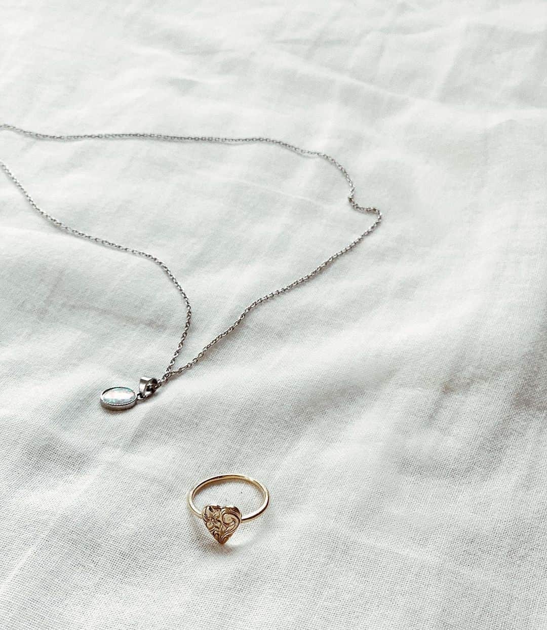 misatoさんのインスタグラム写真 - (misatoInstagram)「♡︎ʾʾ やっぱりこういうテイストが好き☺︎🌈✨ . いつだって選ぶのは なんとなく海が似合うもの🌊🌴🌺 . . 海行きたいな🌊 梅雨明けはまだかな🌞 海でぼーっとしたいな☺︎ . . #財布#wallet#opal#necklace #ring#hawaiianjewelry #mahiya#silver #リング#ハワイアンジュエリー #オパール#stone#天然石」7月16日 11時59分 - leialoha319