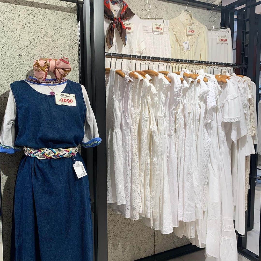 のインスタグラム：「・ #原宿シカゴ原宿店 ・ ・ ・ 🐩ホワイトワンピース🐩 ・ ・ 大人気の『ホワイトワンピース』を増量致しました‼️ 多種多様ご用意しております😆✌️ ・ ・ 新商品、毎日入荷‼️ ご来店をお待ちしております🗽 ・ 原宿シカゴ原宿店 東京都渋谷区神宮前6-31-15 2F 03-6727-5505 営業時間 12時〜20時(短縮営業中) JR原宿駅表参道口から徒歩3分 東京メトロ明治神宮前駅3番出口から徒歩2分 ・ #white#color#onepiece#dress#ホワイト#ワンピース#ドレス#ホワイトワンピース#ホワイトドレス#原宿#原宿シカゴ#古着#古着屋#古着屋さん#古着女子#古着男子#フルジョ#フルダン#原宿#下北沢#吉祥寺#京都 #harajuku#harajukuchicago#usedfashion#usedstyle#usedmix#usedclothing#vintage#outfit」