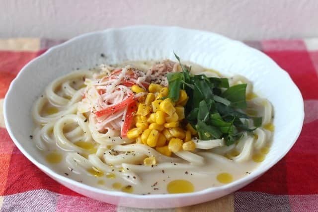 のインスタグラム：「【バジル入り冷やし豆乳うどん】 こんにちは、仲野香織です。  火を使った料理はめんどうだなというときに作っていただきたい 冷やしうどんのレシピをご紹介します。 冷凍うどんは電子レンジで解凍できるのでらくらくです。  《材料　2人分》 冷凍うどん　　2玉 ツナ缶　　　　1缶 コーン缶　　　大さじ4 かに風味かまぼこ　　60g バジル　　　　3～4枚 （a）豆乳　200ml （a）めんつゆ（3倍濃縮）　　大さじ5 オリーブオイル　　大さじ2 黒こしょう　適量  《作り方》 ①	バジルは、包丁または手で食べやすい大きさにちぎる。かに風味かまぼこは細かくほぐす。 ②	冷凍うどんは、電子レンジ（600W）で3分ほど加熱し、氷水でしめる。 ③	器にうどんを盛り、ツナ・コーン・かに風味かまぼこ・バジルをのせ、（a）を混ぜ合わせて器のふちから注ぐ。 ④	オリーブオイルを大さじ1ずつ回しかける。  身近な食材で簡単に！ バジルの香りとオリーブオイルの風味が合わさるとイタリアン風になります。 クリーミーな豆乳とのハーモニーをお楽しみください。  #オリーブオイル　#オリーブオイルライフ　#冷凍うどん　#うどん　#冷やしうどん　#フレッシュバジル　#ハーブのある暮らし　#おいしい #料理 #レシピ #クッキングラム #デリスタグラマー #レシピ #おうちごはん #いただきます #food #yammy #recipes #foodpic #yummyfood #cooking #instafood #homemadefood」