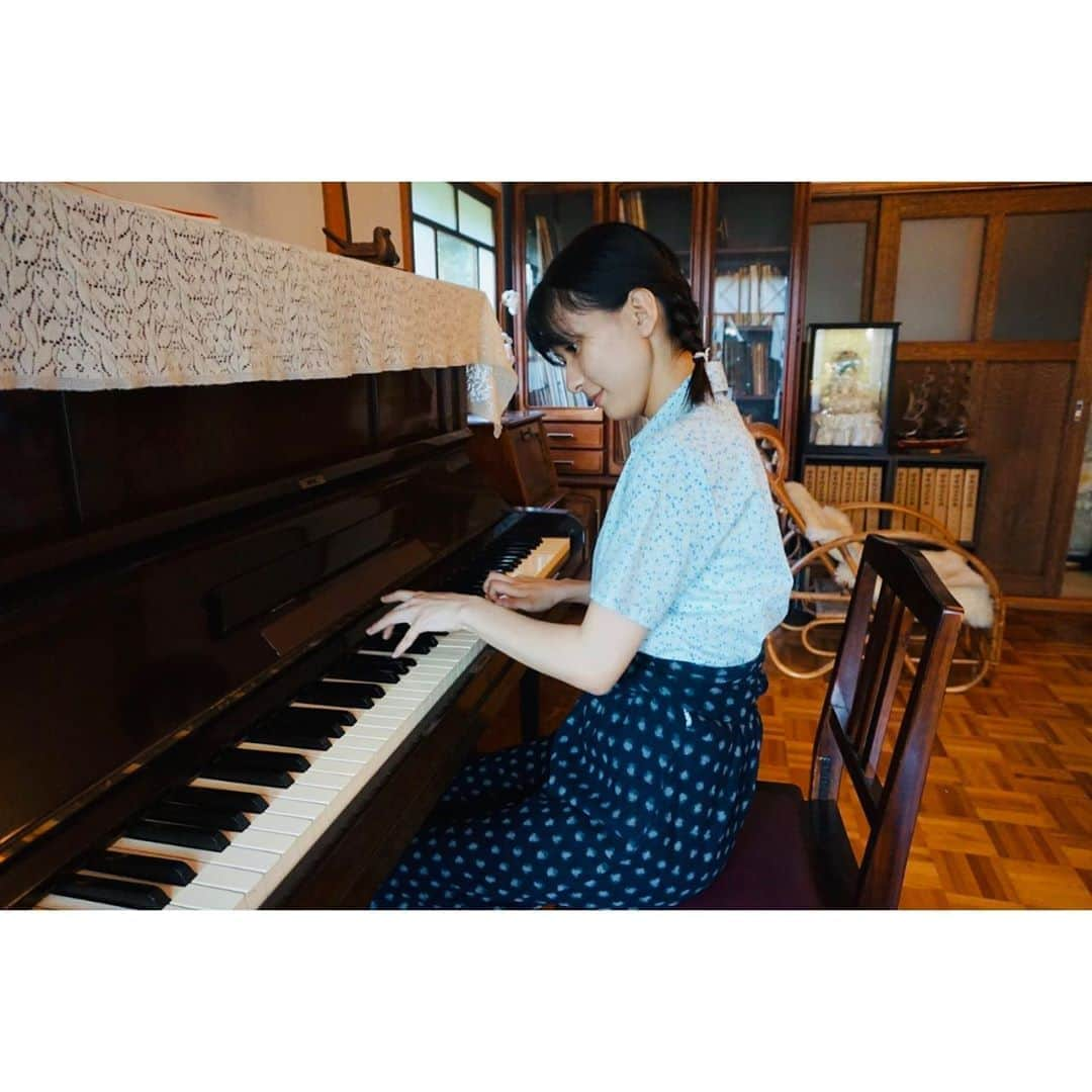 芳根京子さんのインスタグラム写真 - (芳根京子Instagram)「おはようございます🎹  この度Akiko’s Pianoでピアノを弾きました。 ちゃんと練習して弾いたのは、 7年ほど前、初めての映画撮影でドキドキしていた「物置のピアノ」ぶりかもしれません。  今回もせっせこ、せっせこ練習しました。 ただ、7年というブランクはなかなかのもので... どうか、お手柔らかによろしくお願いします。笑  やっぱりピアノは楽しいなぁー 母から課題曲がきているので 今度はそちらを練習しようかと思います🤸‍♀️  #🎹 #🍅」7月16日 10時31分 - yoshinekyoko