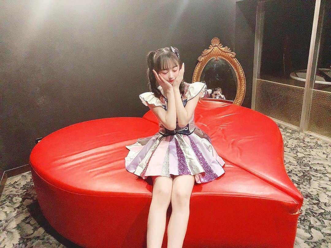 大盛真歩さんのインスタグラム写真 - (大盛真歩Instagram)「❤️🖤❤️🖤﻿ ﻿ そろそろ赤の写真が無くなったので、次の色に行くのですが徐々に変わっていきます︎︎︎︎︎☺︎‪‪❤︎‬﻿ ﻿ もう分かったかな〜？﻿ ﻿ この写真は #unidol に出演させて頂いた時の楽屋に可愛いハートがあったのでインスタ映え～(^_^)♪って盛り上がりながら写真撮りました☺️❤️﻿ ﻿ #AKB48 #インスタ映え #可愛い #衣装 #キラキラ #ハート #red #black #live #instagram #instagood #liketime」7月16日 10時31分 - maho_usagi