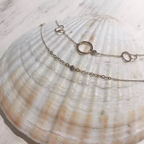ペリエ千葉さんのインスタグラム写真 - (ペリエ千葉Instagram)「【本館1F/cui-cui】 .  ★新商品★ジュエリーをご紹介致します！   地金のイヤリングはシンプルなデザインで揺れ感があるものになります♥   コーティングトパーズミスティックブルー色のイヤリングは見る角度によって 色の輝き方が違って見えてとっても素敵なイヤリングに仕上がっています♥     その他夏には必須アイテムのブレスレットも入荷しております！   是非新商品を見に遊びにいらしてください！ スタッフ一同心よりお待ちしております♥   #cuicui #cuicuiJW #cuicuijewelry #new #newitem #newin #original #jewelry #accessory #summer #bracelet #イヤリング #earring #ジュエリー好きな人と繋がりたい #アクセサリー女子 #アクセサリー販売 #夏 #アイテム #新作 #新作ジュエリー #ペリエ千葉 #perie」7月16日 10時46分 - perie_chiba