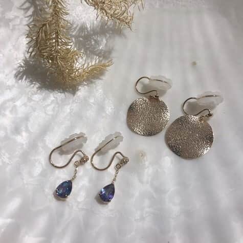 ペリエ千葉さんのインスタグラム写真 - (ペリエ千葉Instagram)「【本館1F/cui-cui】 .  ★新商品★ジュエリーをご紹介致します！   地金のイヤリングはシンプルなデザインで揺れ感があるものになります♥   コーティングトパーズミスティックブルー色のイヤリングは見る角度によって 色の輝き方が違って見えてとっても素敵なイヤリングに仕上がっています♥     その他夏には必須アイテムのブレスレットも入荷しております！   是非新商品を見に遊びにいらしてください！ スタッフ一同心よりお待ちしております♥   #cuicui #cuicuiJW #cuicuijewelry #new #newitem #newin #original #jewelry #accessory #summer #bracelet #イヤリング #earring #ジュエリー好きな人と繋がりたい #アクセサリー女子 #アクセサリー販売 #夏 #アイテム #新作 #新作ジュエリー #ペリエ千葉 #perie」7月16日 10時46分 - perie_chiba