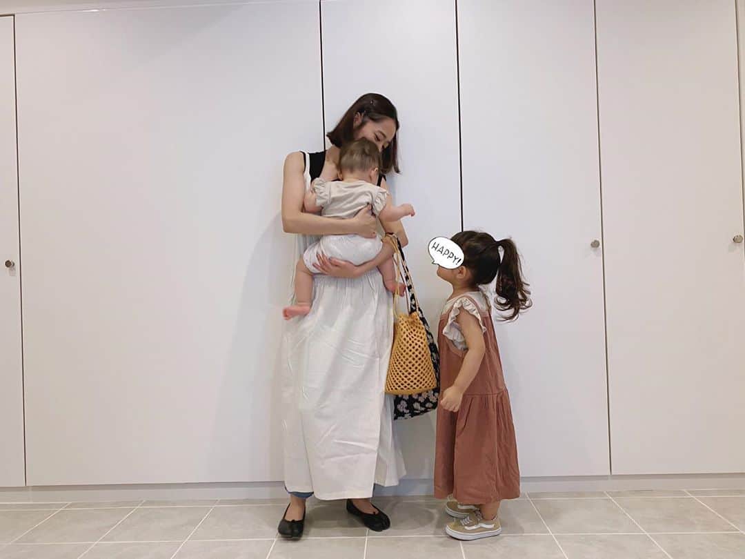 近藤千尋のインスタグラム：「今日はみんな女子3人お洋服　@ajuga.shop の日❤️笑 十愛とお揃いのワンピース🌿は 来週発売予定です🙂  明日12:00〜 インスタライブと同時に 2層式リュック、 マザーズトート、ショルダー の最後の再販をします🙇🏻‍♀️❤️ 前回の再販で生産は終了していたのですが、 沢山のリクエストをいただき…  今年開催予定だった、 AJUGA.のポップアップ用に 使っていた在庫を 販売する事になりました❗️🙇🏻‍♀️ 安心して、皆様にお会いできる日がきたら必ずポップアップも実現したいです💓🙇🏻‍♀️」