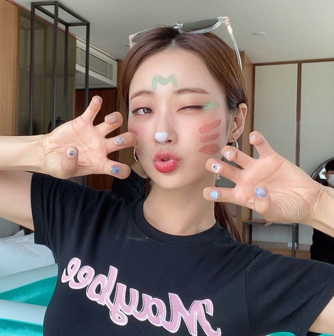 ギョンリ のインスタグラム：「경리생활 보루가쟈💖 이마의 M 그거슨... 데스티니.. 역시 그리고 싶었던 이유일까🥺 (이벤트있어요!) #프로필링크」