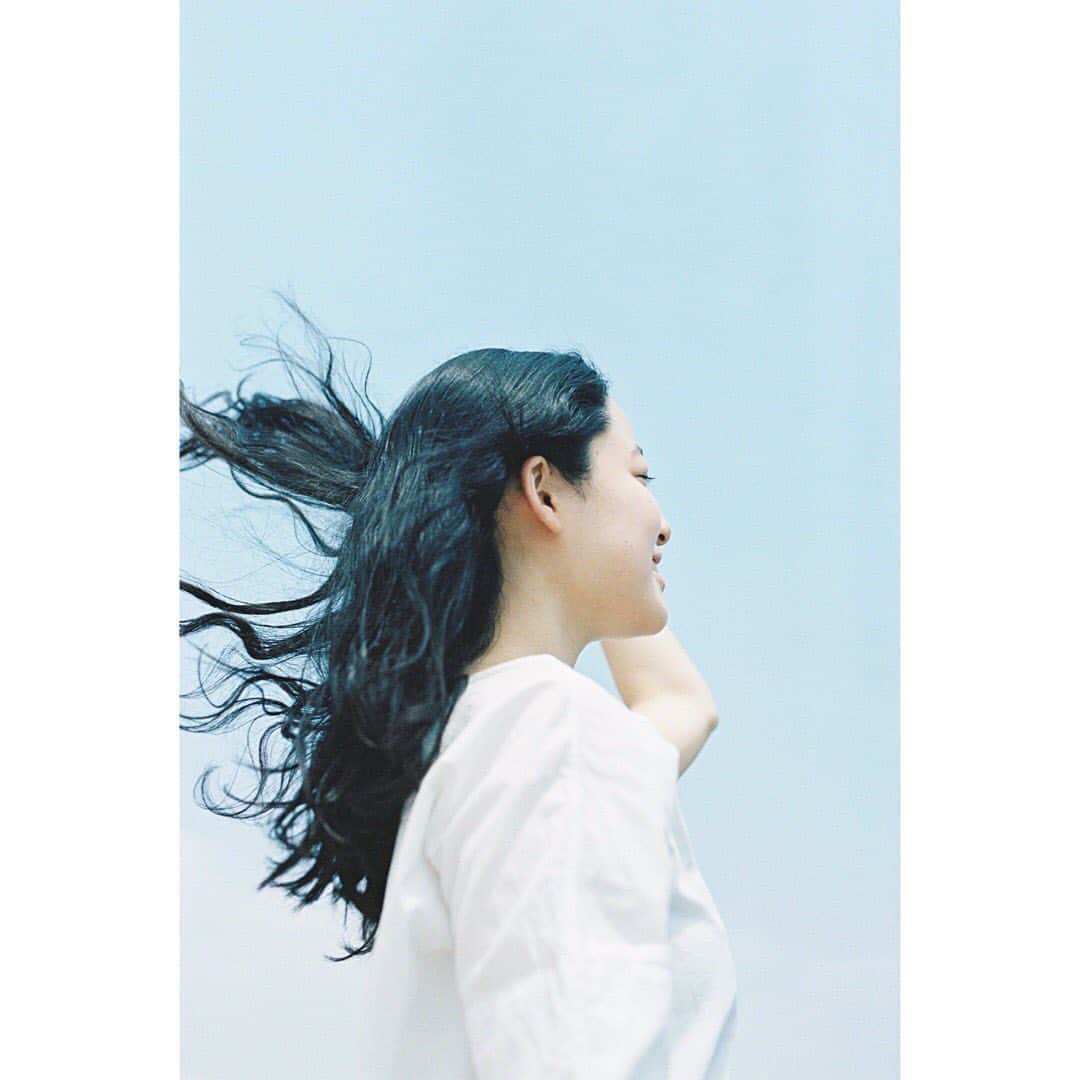 藤野涼子のインスタグラム：「【音楽朗読劇「愛しいクレアへ－冷蔵庫のうえの人生－」出演決定！】﻿ ﻿ いつも藤野涼子を応援していただきありがとうございます。﻿ この度、音楽朗読劇「愛しいクレアへー冷蔵庫のうえの人生ー」(http://www1.gcenter-hyogo.jp/news/2020/07/0716_Reizoko3.html)に出演することが決定いたしました！﻿ ﻿ ﻿ 藤野涼子会員ファンサイト「涼子組」会員様限定（https://www.k-factory.net/members/ryokogumi　※登録無料）でチケット先行販売いたします！﻿ 今からのご登録でも、今回の先行販売対象になります！﻿ ぜひこの機会にご登録ください！﻿ ﻿ ［公演日時］﻿ 2020年9月26日（土）15：00開演﻿ 2020年9月27日（日）14：00開演﻿ ﻿ ［会場］﻿ 兵庫県立芸術文化センター阪急中ホール﻿ ﻿ ﻿ チケットの購入はシステムの関係上「KFｰSHOP」（https://www.kf-shop.net　※登録無料）への登録が必要になります﻿ ﻿ 詳細は「涼子組」ホームページをご確認ください！﻿ ﻿ ﻿ ※コロナウイルス感染拡大防止に対する取り組みとご来場者さまへのご協力のお願いに関しては﻿ 兵庫県立芸術文化センターのホームページをご確認ください。（http://www1.gcenter-hyogo.jp/news/2020/06/0612_Raikan_information.html）﻿ ﻿ マネージャーより﻿ ﻿ #藤野涼子　#音楽朗読劇　#冷蔵庫のうえの人生﻿ #兵庫県立芸術文化センター　#涼子組　#先行販売﻿」