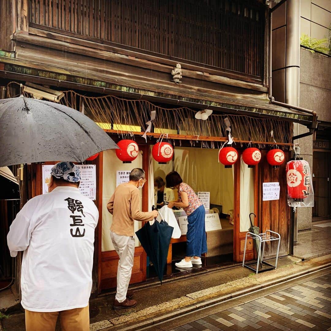 DJ AIKO 62さんのインスタグラム写真 - (DJ AIKO 62Instagram)「郭巨山保存会、粽やお札の授与がありました。この日は雨にも関わらず、販売時間を前倒しする程の行列ができたそうです。（入れる人数には制限を設けるなど、きちんと案内しておられましたよ。）  #祇園祭  #祇園祭2020  #令和2年の夏 #令和2年の祇園祭 #京都 #Kyoto #gionfestival2020 #DJAIKO62 #京都散歩 #京都観光 #郭巨山 #ちまき #厄除ちまき #instakyoto #雨」7月16日 11時02分 - djaiko62
