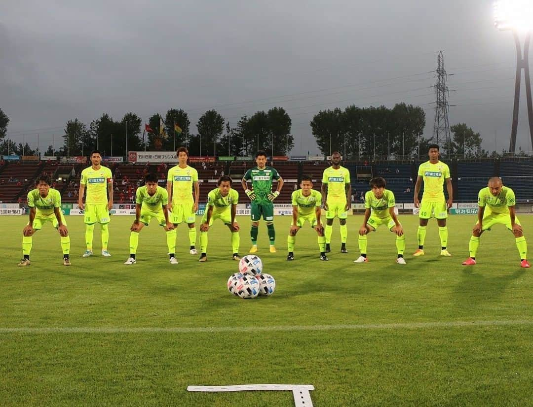 佐藤寿人さんのインスタグラム写真 - (佐藤寿人Instagram)「今季初出場でした⚽️ 連戦の中、アウェイで掴んだ勝ち点３をホームでの勝利に繋げていきたいと思います✨ 誰が出てもチームの勝利の為に💪 タメ、アシストつけてあげれんくてゴメン🙏  #今季初出場 #ソロモン #初ゴール #おめでとう #20歳差 #2top #もはや #親子みたい #身長だと #自分が #子供か #ヘディング #決めたかったー」7月16日 11時06分 - hisato_sato11official