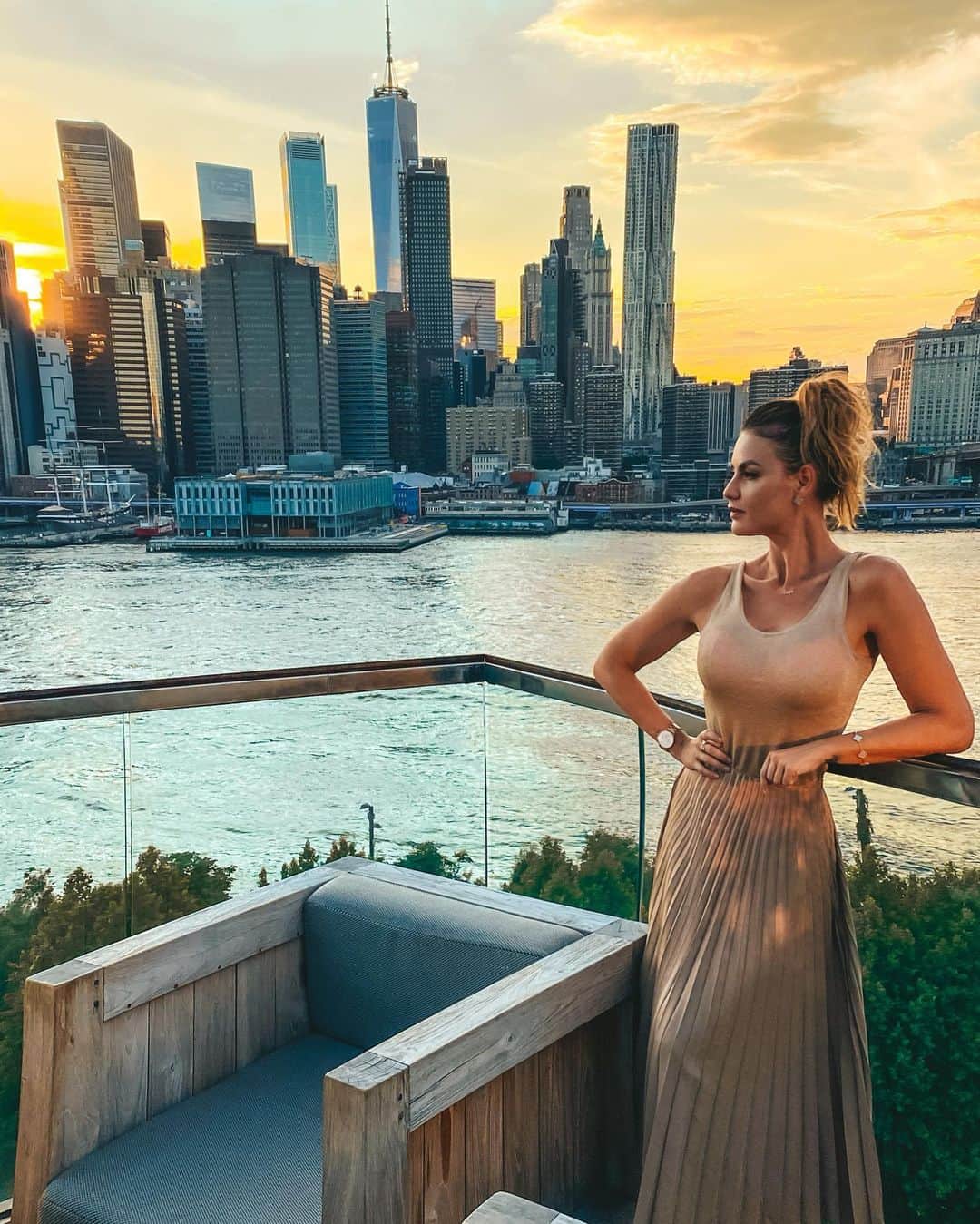 Anna Starodubtsevaさんのインスタグラム写真 - (Anna StarodubtsevaInstagram)「New York is slowly opening up. Yesterday I was lucky enough to visit my two favorite places in Dumbo. ⠀  🌟Harriets @harrietsrooftop rooftop ( 1 Hotel Dumbo @1hotels ) for cocktails and amazing sunset views. ⠀ Cecconi’s @cecconisrestaurants for great dinner. Thank you manager Vittorio for extra care 🙌🌟. ⠀ Both places had just opened after a long time off and they are really trying to accommodate guests the best way possible. ⠀ The area looks much busier now, people are finally getting out and enjoying the summer weather, more happy faces, better vibes , I like NY like this 🙌. I’m looking forward to more of my favorite places open up in the city. For now if you are craving for some manhattan skyline, come visit these places, you won’t regret.  ⠀ #nyc #newyork #lovenewyork #dumbo #dumbobrooklyn #dumboviews #nyclife #brooklynbridge」7月16日 11時19分 - anyastar
