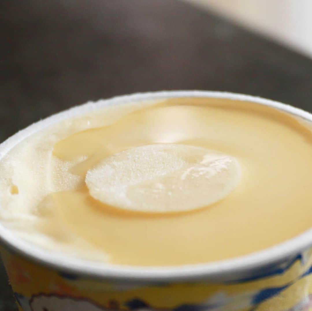 馬場裕之のインスタグラム：「バニラアイス×シナモン焼酎🍨 『材料』 バニラアイス シナモン焼酎（7/4に作り方あります） ①アイスクリームにほんの少しシナモン焼酎をかけるだけ ラムレーズンのような少し大人味なアイスクリームになりますよ  #新しい日常  #一緒にやってみよう #おうちごはん  #吉本自宅劇場  #馬場ごはん」