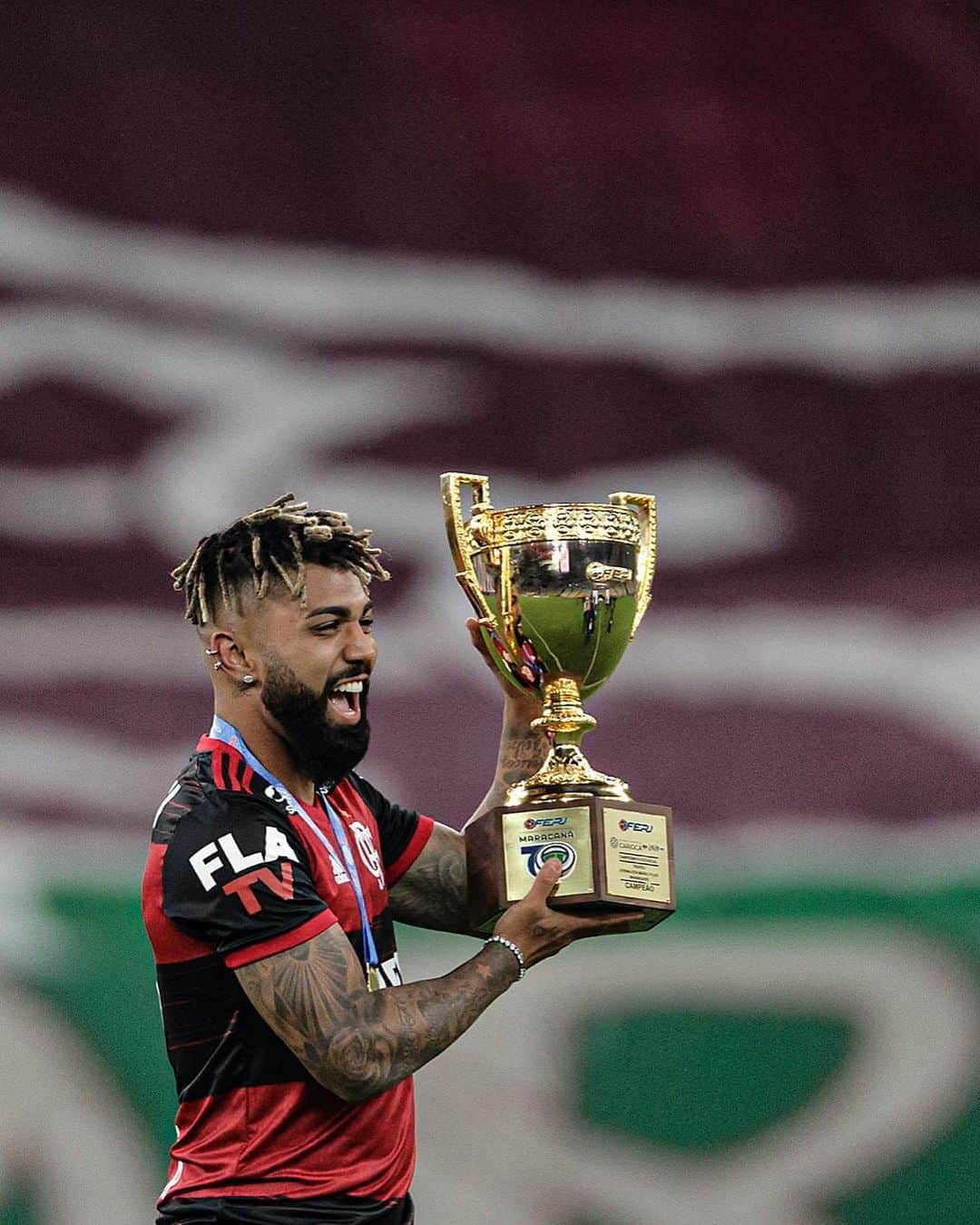 ガブリエウ・バルボーザ・アウメイダのインスタグラム：「Terceiro no ano.. Obrigado Senhor, obrigado família e a todos do @flamengo ! Ahhhh, deixa eu dar o papo?! Segue tudo normal no RJ PORRAAA 🤣🤪」