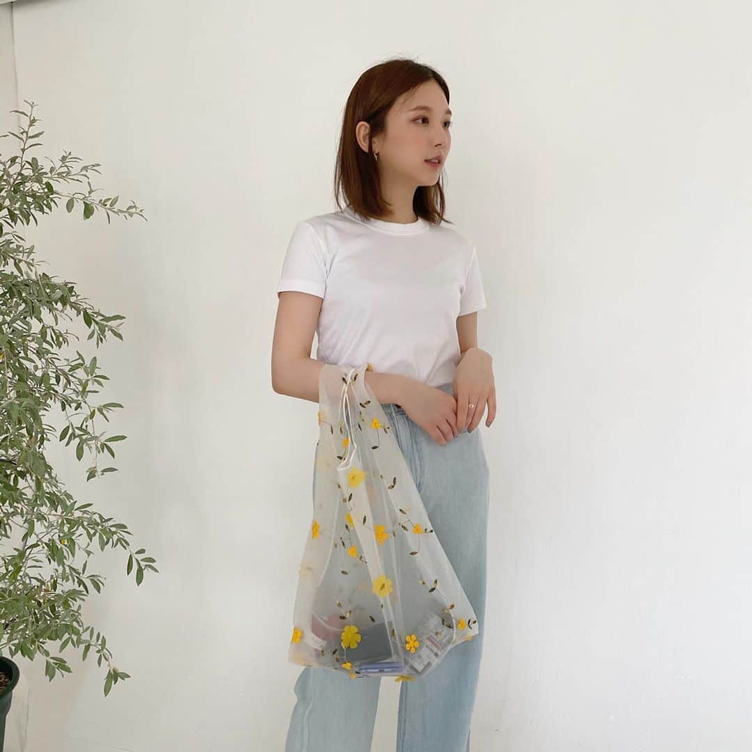 ひよんのインスタグラム：「🌼👖 ㅤㅤㅤㅤㅤㅤㅤㅤㅤㅤㅤㅤㅤ 年重ねるごとにこういうシンプルな 服装が好きになる🧡 大学生のときには想像できなかった服装。笑 ㅤㅤㅤㅤㅤㅤㅤㅤㅤㅤㅤㅤㅤ #daily #feeyong #fashion #ootd #9unqコーデ #9unq #coordinate #패션 #오오티디 #데일리룩 #심플룩 #희영 #꾸안꾸 #ひよん #ファッション #白t #クアンク」