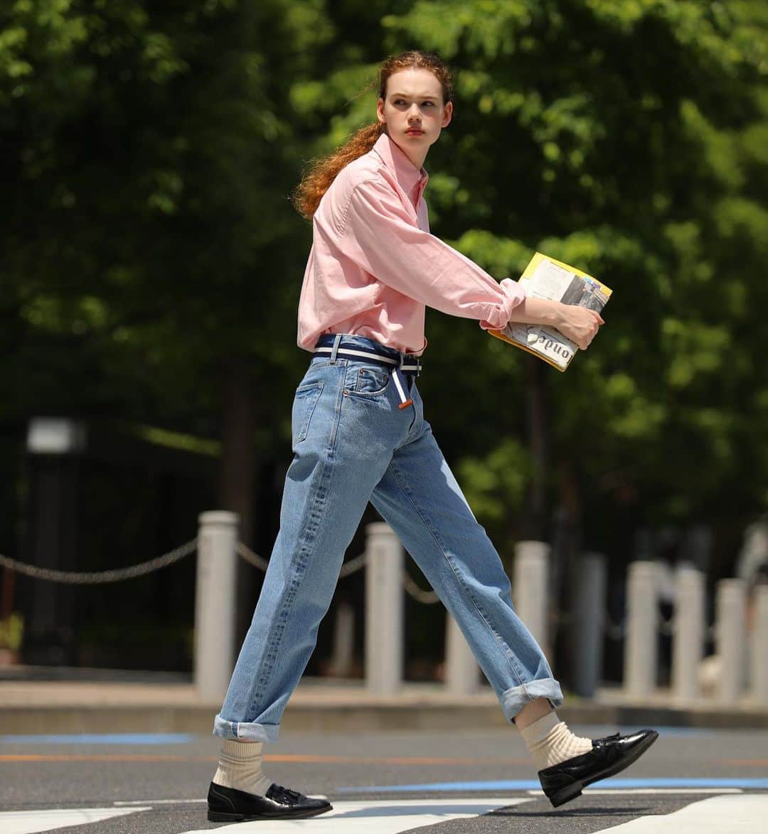 のインスタグラム：「白シャツコーデをマスターしたら、お次はカラーシャツに挑戦しましょ♡  色落ちデニムにテープベルト、足元にはローファーを合わせて、まずは王道のアメトラスタイルをお手本に📖 ピンクやイエローのカラーシャツはアメトラスタイルと相性抜群ですよ👍  ・・・・・・・・・・・・・・・・・・・・・・・・・・ #cluel #クルーエル #cluelmagazine #クルーエル女子 #fashion #ファッション好き #おしゃれ #グッドガール  #ピンクシャツ #デニムパンツ #ブルーデニム #リボンベルト #ラインベルト #タッセルローファー #トラッドガール #トラッドスタイル  こちらのアカウントもフォローしてね！ @cluel_homme @navys_magazine」