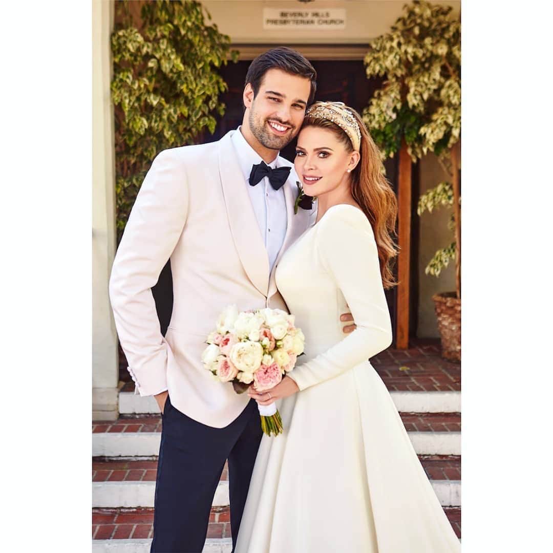 ギーブス&ホークスのインスタグラム：「@jacobandreou marries @carlyjsteel wearing Gieves and Hawkes shawl collar ivory blazer and black tuxedo trousers. #gievesandhawkes #carlysteel」