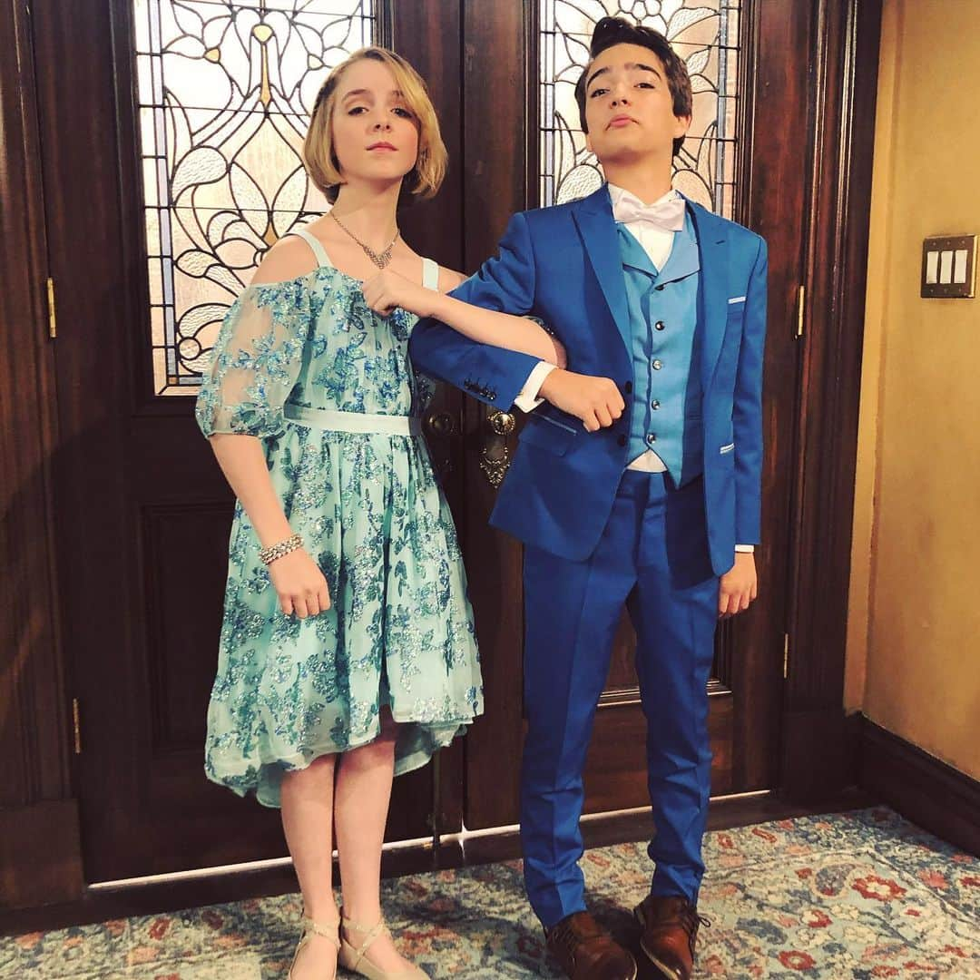 イライアス・ハーガーさんのインスタグラム写真 - (イライアス・ハーガーInstagram)「Max + Rose 4ever!  Here we are before filming our very last scene together.🌹❤️ @mckennagraceful @fullerhouse #season5 #behindthescenes🎬」7月16日 3時09分 - eliasharger