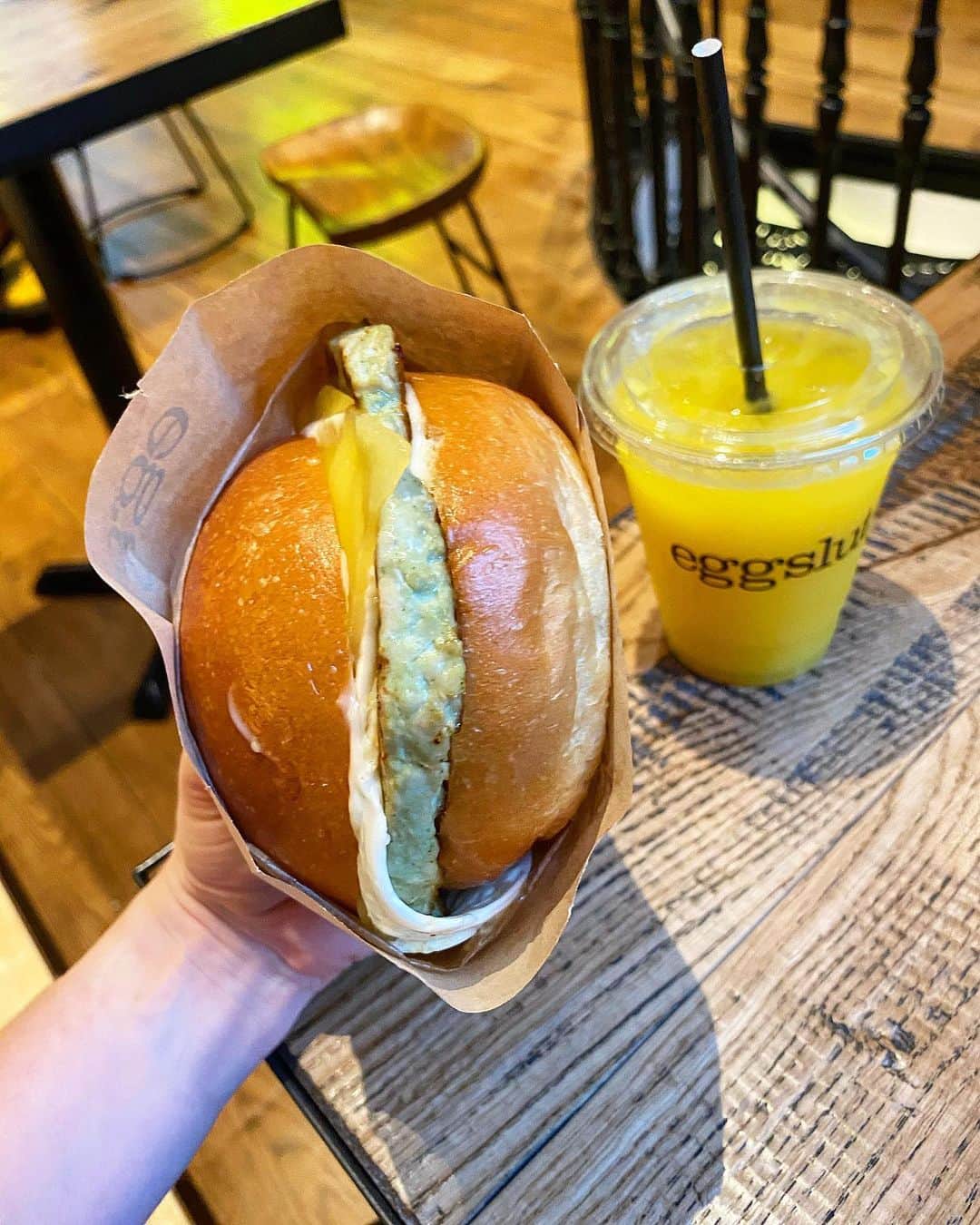 のインスタグラム：「No slut shaming here. @eggslutuk new branch alert 🚨the Fitzrovia branch opened TODAY! Check it out for your all day egg sandwiches. This is the fried egg and sausage and you better believe I am going back soon for the scrambled egg version 🍳🍔 #eggslut  📷@thetessaproject」