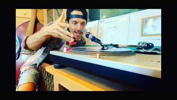 ジェイソン・ムラーズのインスタグラム：「Where the Mragic happens. @celebshowoff」