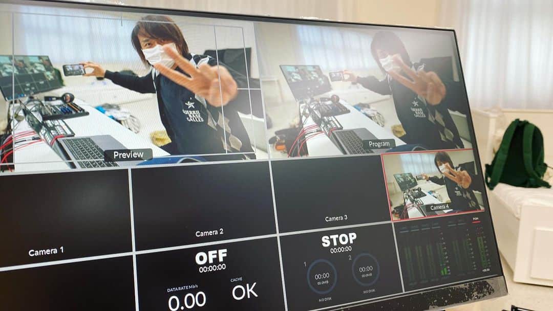 近藤薫のインスタグラム：「配信でした。スイッチャー席にて #atemminipro #blackmagicdesign」