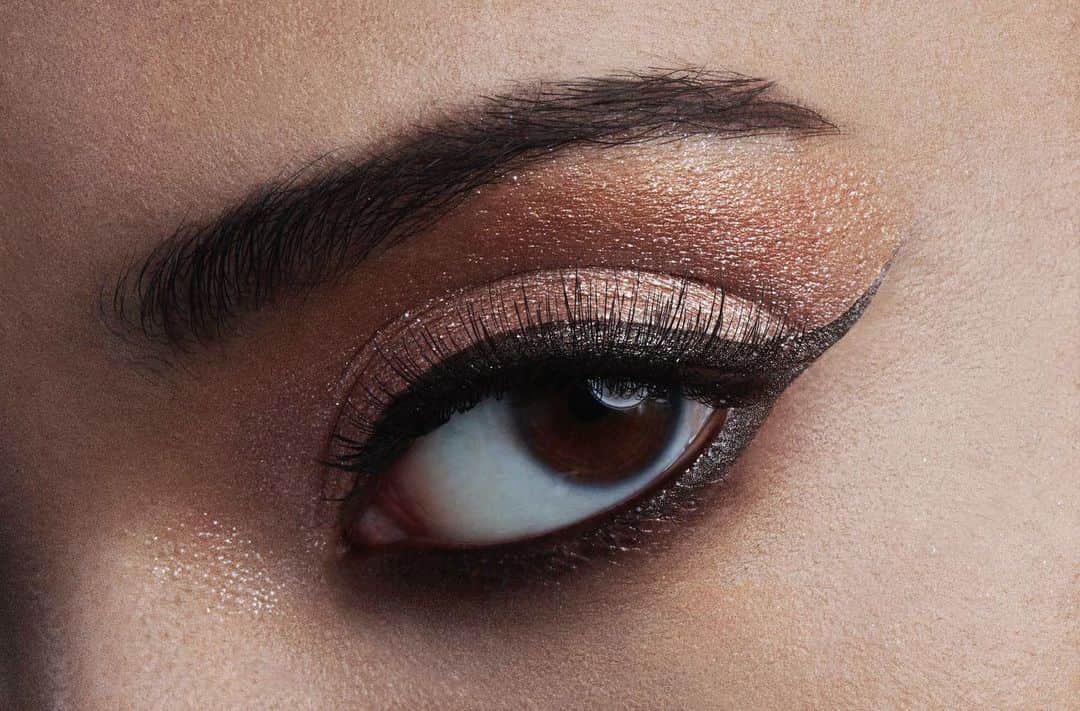 Stila Cosmeticsさんのインスタグラム写真 - (Stila CosmeticsInstagram)「Glimmer and shine that stays all day, complete with a sharp wing to slay.  💎Kaleidoscope Eye Shadow Duos coming soon!  💎New Stay All Day Liquid Liner - Micro Tip in Dark Brown. #bohemianrenaissance #stilarenaissance #fall2020 #kaleidoscope #eyeliner #stayallday」7月16日 3時29分 - stilacosmetics