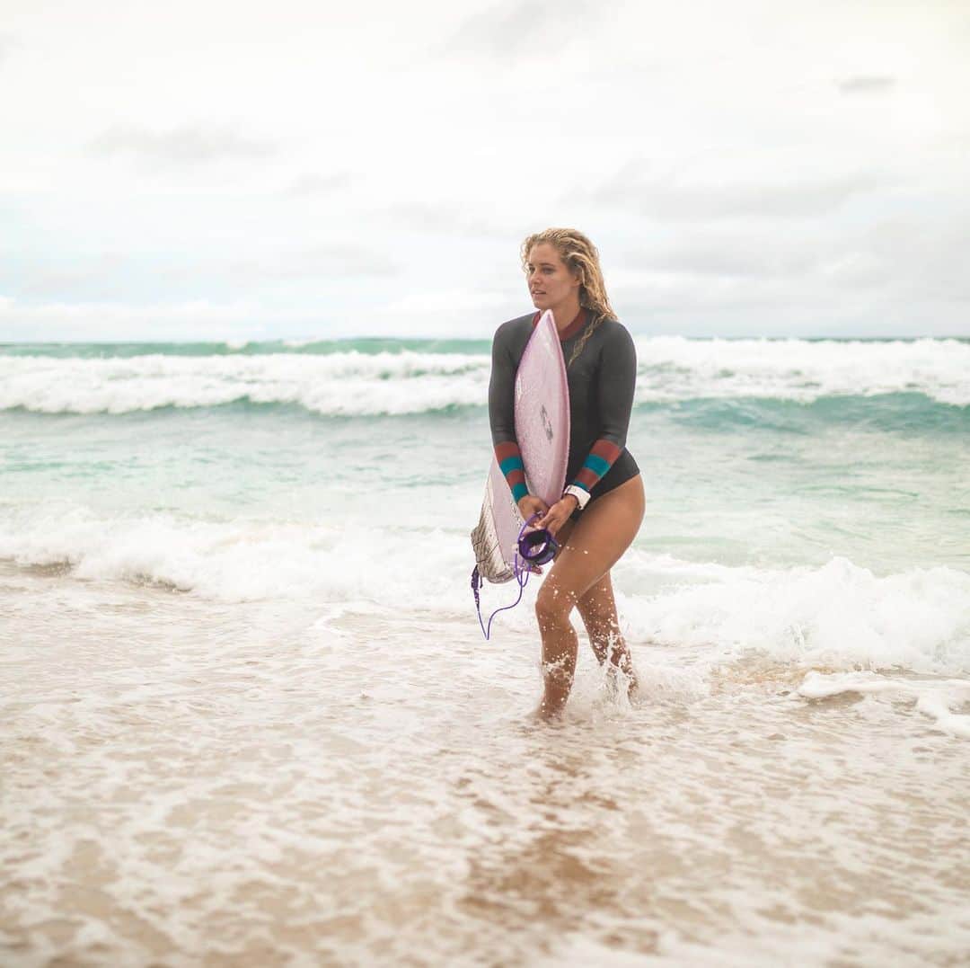 リンゼイ・ジャコベリスのインスタグラム：「Always finding an excuse to run to the beach 🏝」