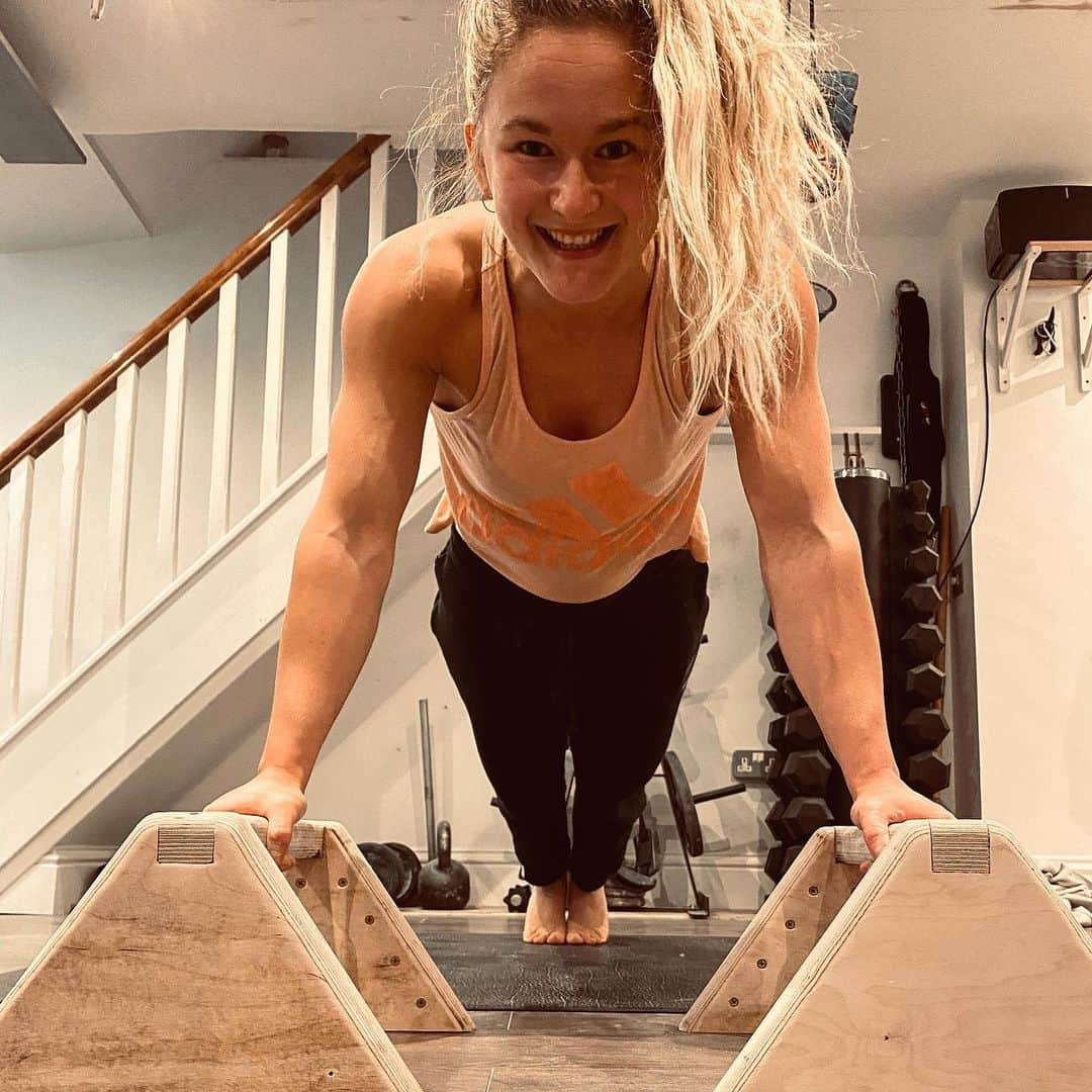 シャウナ・コックジーさんのインスタグラム写真 - (シャウナ・コックジーInstagram)「I started my session this evening grumpy and unmotivated and I ended up dancing around the basement and having one of the best sessions I’ve had in ages! Thanks so much to everyone who sent music suggestions! I needed the good vibes and I now have a VERY eclectic playlist! 💕」7月16日 3時27分 - shaunacoxsey