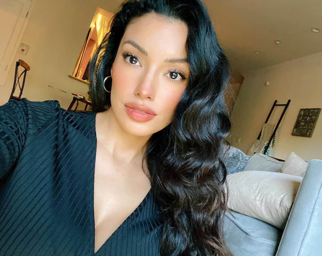 ゼリカ・シルバーのインスタグラム：「Quarantine has taught me a lot about myself and made me realize what really matters. Before the lockdown, I was always in Go-mode & primarily busied myself with activities that would ultimately just benefit me. My perspective has changed a lot to one that is more generous & focused on making a change. We all say that right? We tell ourselves this little lie that we are following our dreams because we want to contribute to the world in a significant way. But, if we are really honest, most of the time we will find that we do it for self-glorification & gratification. I can honestly say that for the first time, I feel completely fulfilled by helping others. Do you think we can all be a little more selfless? #growth 💛」
