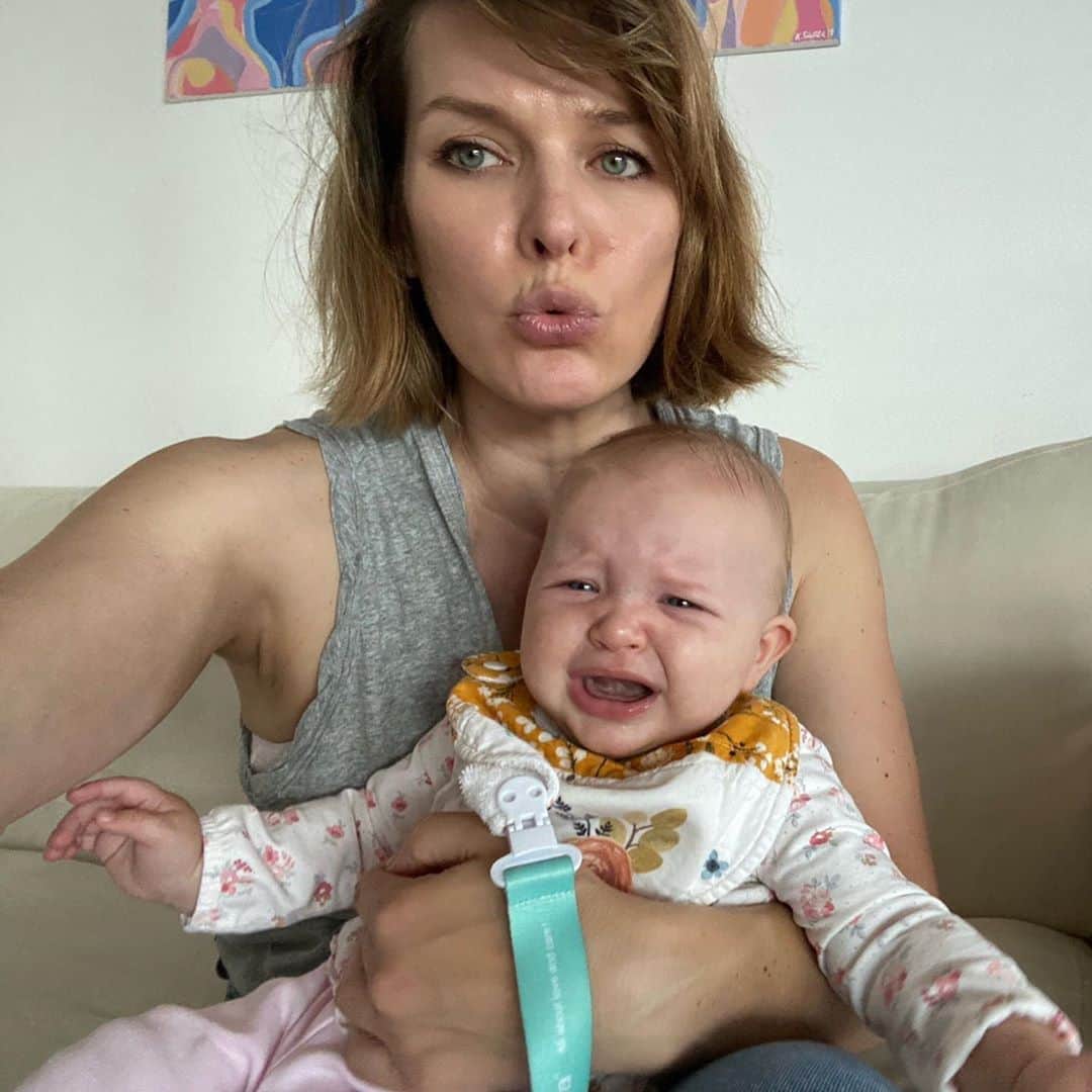 ミラ・ジョヴォヴィッチのインスタグラム：「Get out of my shot mama!😂 I wanted to check in and share this fun pic, but I also want to give a friendly reminder to everyone to stay safe out there. It’s so scary that the cases here in California have sky rocketed and I truly hope everyone wears a mask when they go out and spend time around others. Did you know that wearing a mask lowers your chance of getting sick by 85%?? We could be out of this lockdown in 3-4 weeks if everyone got used to the new normal of wearing masks. I know it’s not comfortable, but we all need to “embrace the pain” as my military friends like to say and know that our present discomfort will save lives and also lead to our country being able to open back up sooner than later. This is not political. This is science. And there is no freedom over science. I know it’s “our right” not to wear masks, but I feel it’s our responsibility to be caring and respectful of one another. #wearamask」