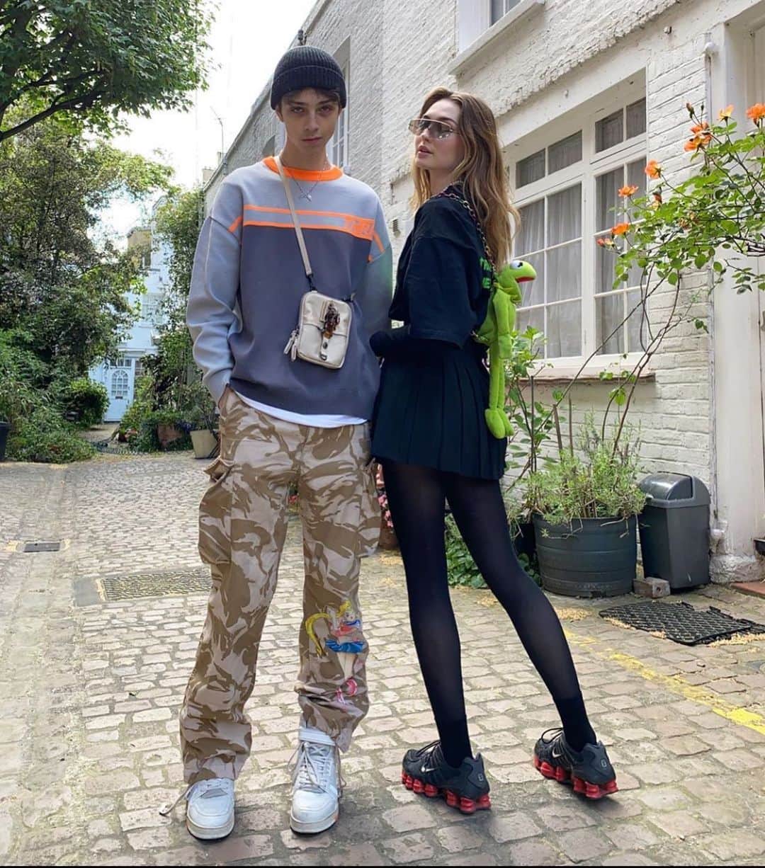 ジョージジーナ&ルーシーのインスタグラム：「@paddingtonpear with our smallest bag „Polyzay“ in colorway Havanna Beige.  #georgeginalucy #gglsquad #staystrong」