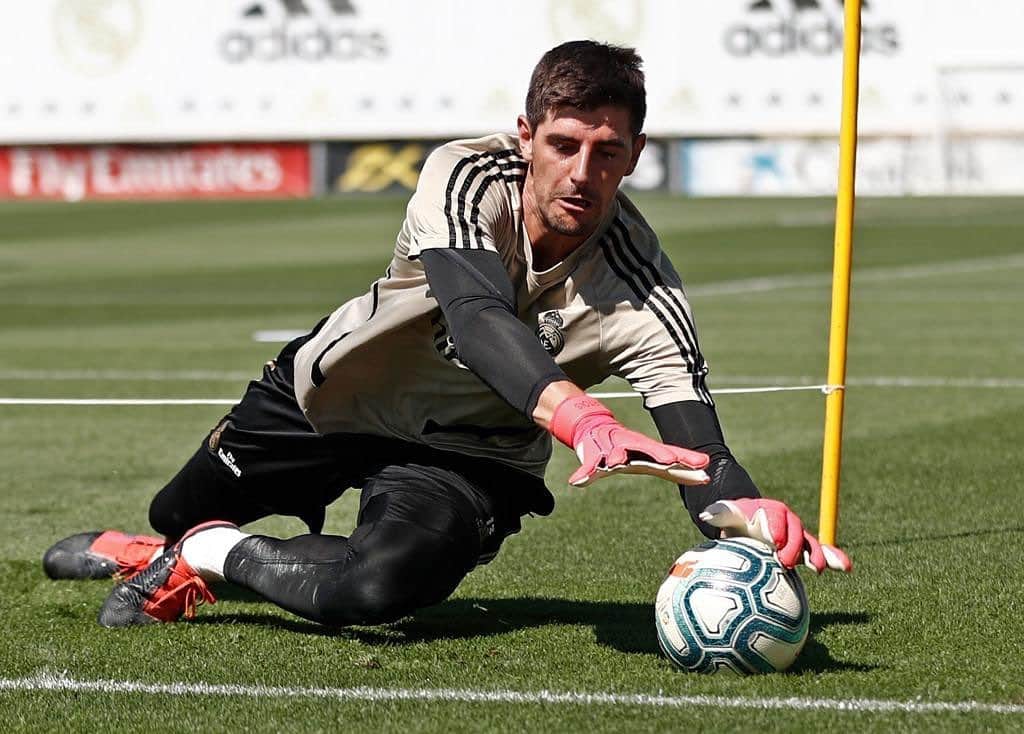 ティボ・クルトゥワのインスタグラム：「Muchas ganas de que llegue mañana! #HalaMadrid」