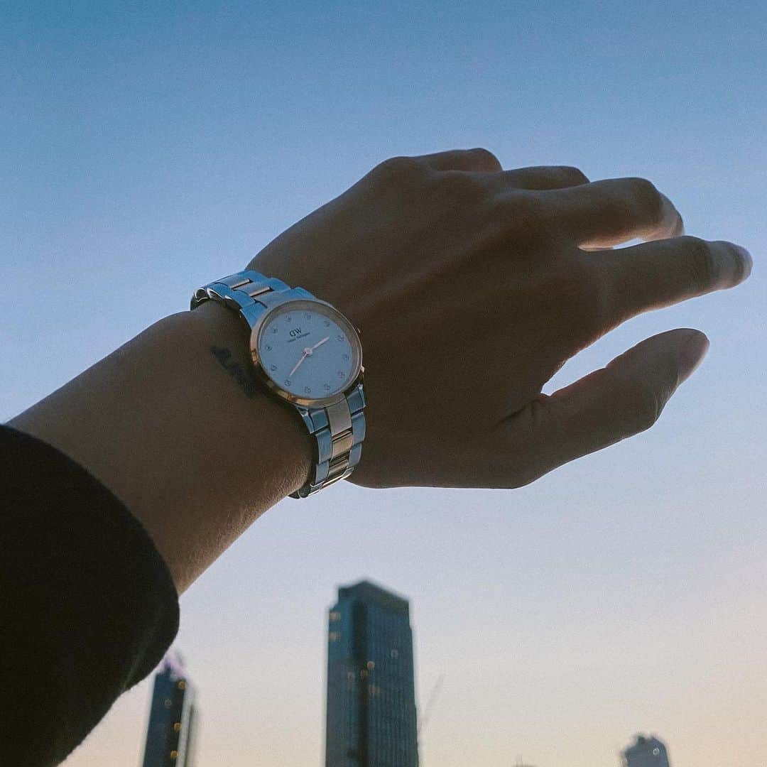 Shannon Beveridgeさんのインスタグラム写真 - (Shannon BeveridgeInstagram)「is it just me or is time moving so strange this year? 🖤🤍 @danielwellington launched their Iconic Link Lumine which features ~swarovski~ crystals  on the dial and a two-toned bracelet. #ad #IconicLinkLumine #danielwellington」7月16日 3時49分 - nowthisisliving