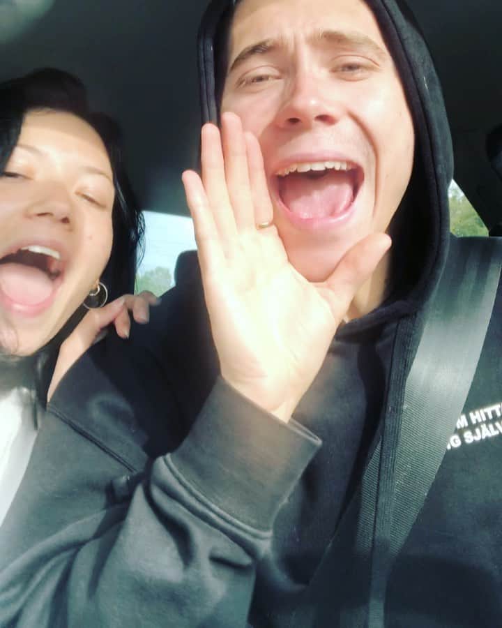 フェリックス・サンドマンのインスタグラム：「GO AND LISTEN YOUR HEART OUT TO MY BABY AND MY SISTER’S NEW SINGLES ”BOLD ME” AND ”EMPTY ROOM”!!! OUT NOW ON SPOTIFY, SERIOUSLY I’M SO IN LOVE WITH THESE TWO SONGS MADE BY THESE TWO GENIUSES! GO STREAM THE SHIT OUT OF THEM!!! 💕 @lennixxduo」