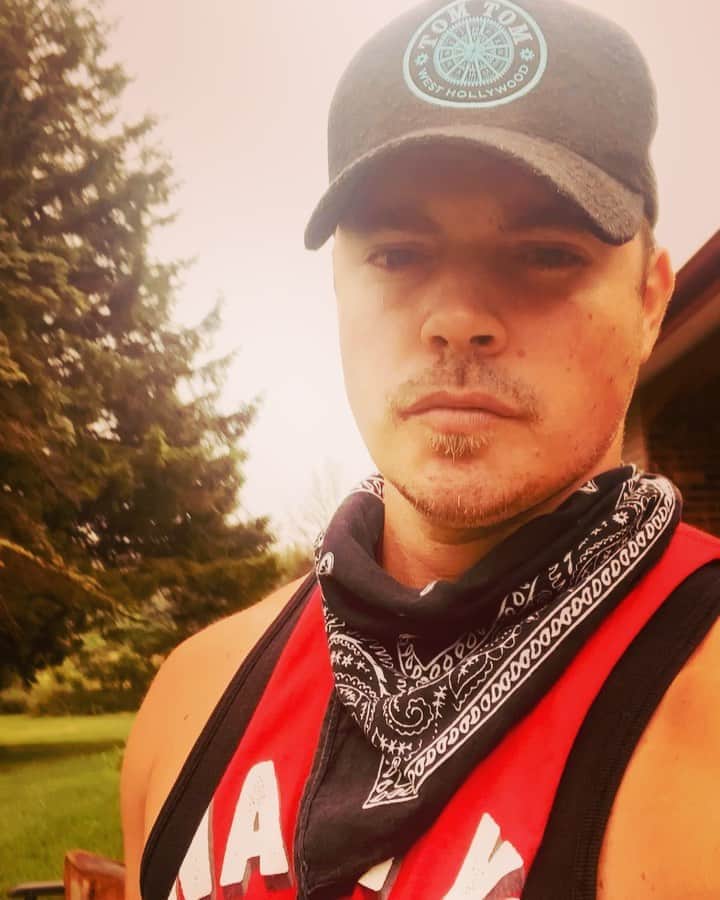 ジョッシュ・ヘンダーソンのインスタグラム：「Hate that I even have to post stuff like this. Some people are just terrible people.. but I’m gettin to many messages not to speak up. Apparently he’s also using 3rd party apps to get ahold of folks which I don’t ! If this Clown tries to just ignore it. Love y’all. And God Bless 🙏🏽」