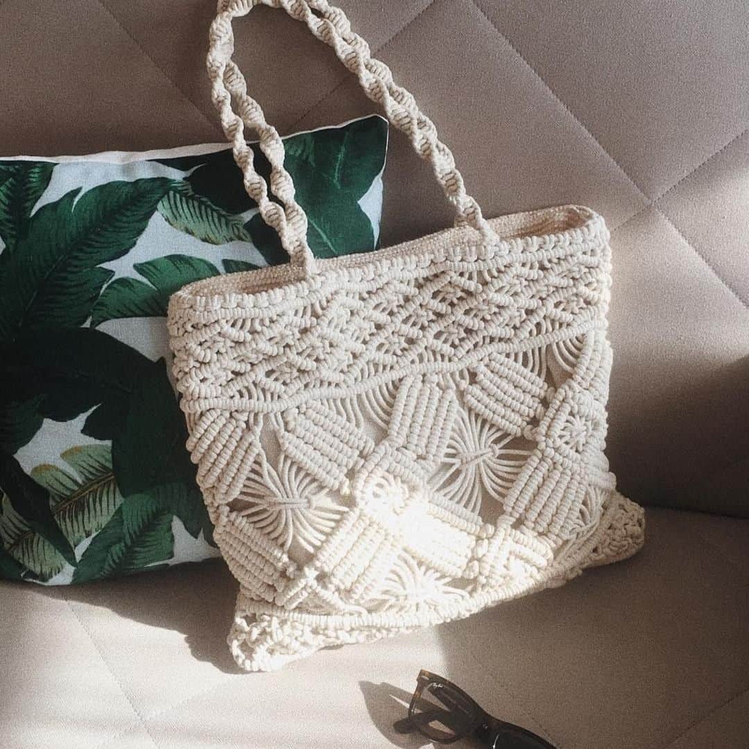 アクセサライズのインスタグラム：「Our new fave beach bag (which doubles as a stylish supermarket shopper!)   📷: @beautyfineprint   Tap to shop or head to the link in our bio #Accessorize #Accessorizer」