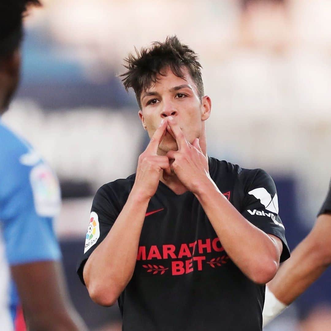 オリベル・トーレスのインスタグラム：「Un año en Sevilla ya, con el primer objetivo cumplido, estamos en @championsleague ! Que vengan los siguientes.  Gracias a todos los que formáis parte, por hacerme sentir como en casa! Vamos a por más! 💪🏼😊🔴⚪️ #WeAreSevilla #MiPoderEsTuPoder」