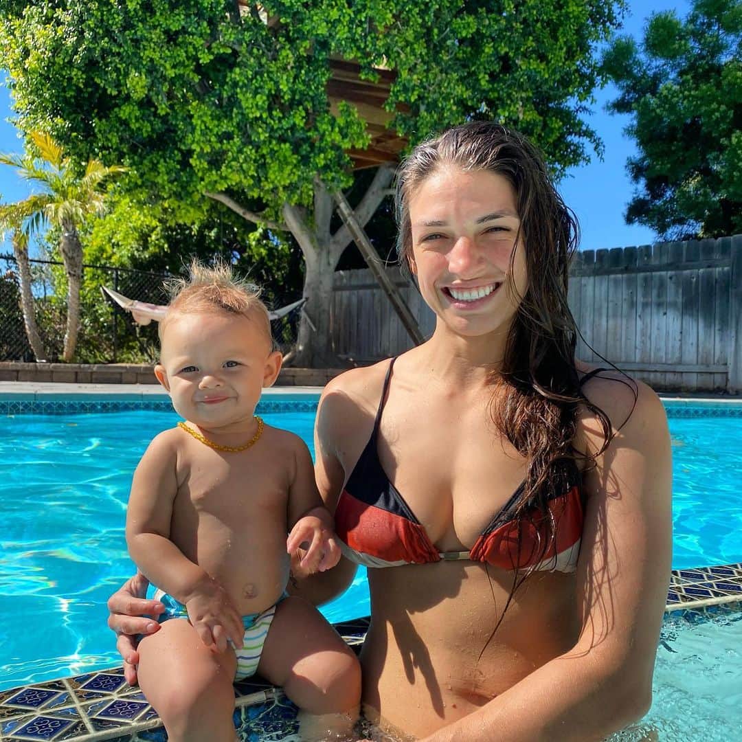 のインスタグラム：「My girl 💕  What do you guys like to do with your family?? We are always in the water either the beach or pool on our free time!! 🐠💦」