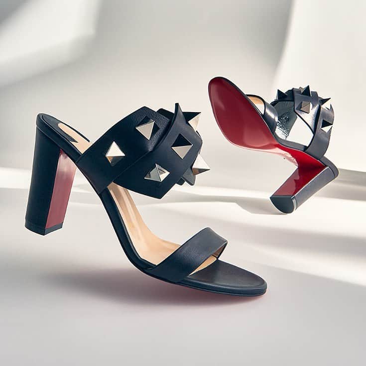 GILTのインスタグラム：「The one heel you need this season: the Tina in the Desert Sandal. Tap to shop #ChristianLouboutin.」