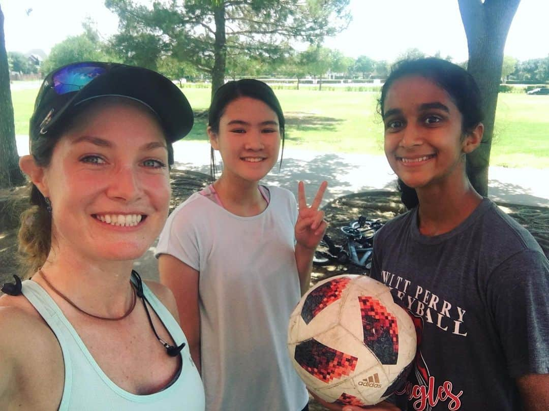 アレハンドラ・ジャネサのインスタグラム：「You never know where sports can take you or the people you’ll meet! I went for a walk the other day, and ended up at this park I used to go to, and as I was leaving, I saw this girl with a soccer ball, I used to play growing up and asked her (trying to not be creepy 😂) if she wanted to play because she was waiting on her friend. Then her friend arrived and we played for a while just passing the ball and talking and I just kept thinking how awesome it is the way sports can connect people and how much fun I had remembering one of the most important feelings ever, and that is the feeling of PLAYING. The ball doesn’t know who you are, nor does it care, it only allows you to bring out the inner child we all have inside ☺️🙌 THANK YOU  @radhiyabharmal and @jwhallin! 🙏 Keep chasing your dreams and keep having fun! 😃」