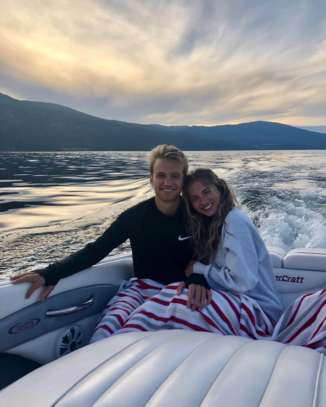 マデリーン・エドワーズのインスタグラム：「Lake lovers ♡」