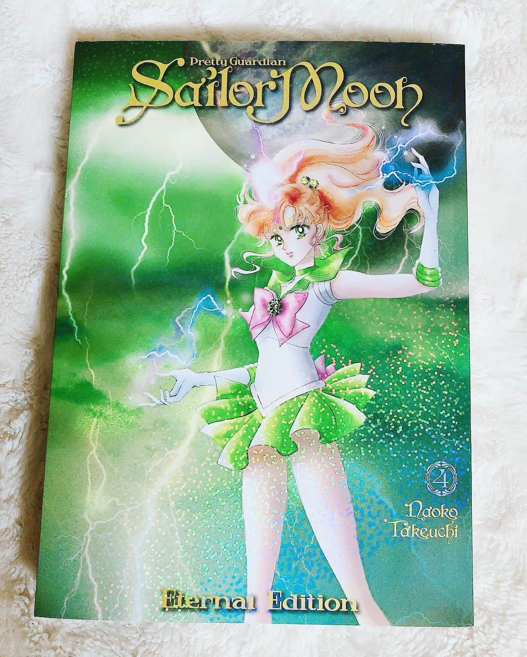 Sailor Moonさんのインスタグラム写真 - (Sailor MoonInstagram)「✨⚡️ I’m obsessed with the Sailor Jupiter cover for Sailor Moon Eternal 4!!! ⚡️✨  #sailormoon #セーラームーン #manga #book」7月16日 4時39分 - sailormoon_sc
