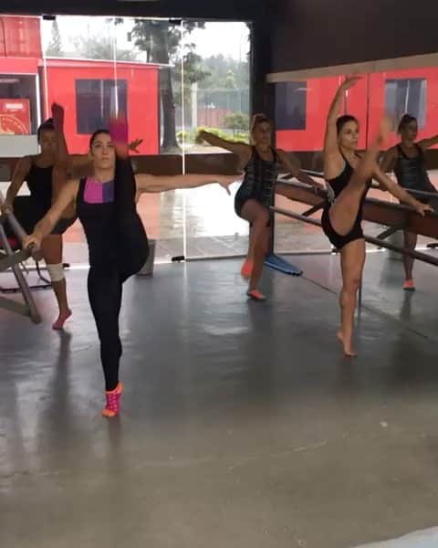 ジャジ・バルボサのインスタグラム：「Boa tarde galera, um pouco do nosso treino de hoje... 🩰 @georgettevidor @danyhypolito @isabelleretamiro @lorenna_s2 ❤️🖤 @flamengo @timeflamengo #gymnastics #gymlife #chalkgirl #gym 🤸🏼‍♀️🤸🏼‍♀️🤸🏻‍♀️🤸🏻‍♀️」