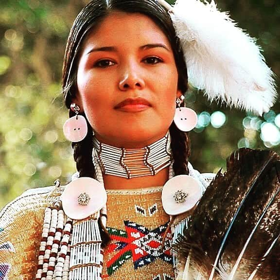 工藤村正のインスタグラム：「Most Beautiful Native lady with heritage and beautiful culture 🌹❤️AMERICA WAS THEIR HOMELANDS ‼️ Country United States governments must protect them and support their culture and respectful way of their life. I honored received name “ BEREWOLF as Spiritual Medicine Man mid ‘90s.   素晴らしいネイティブ・アメリカンインディアン、フォーマルドレスアップは、日本の固有の服飾文化にも通じる。 時代の変化とともに、インディアンも日本人もそして世界中のファッションに優れたものは、自分のルーツに誇りを持ち、ヘリテイジ、カルチャーを己の魂と精神的崇高さを誇りとし今に至る。  西洋文明の輸入超過以前の日本にも、この様に美しい文化と歴史と共に全ての人々、士農工商であったとしても、それぞれの町や集落、村落、散村にあって先祖からの衣食住文化を受け継いできた。  私達は、自国の素晴らしさを深く理解し、グローバル社会と言われ、人生100歳とまで言われてる。  古きを訪ねて新しきを知る… 古きから素晴らしい文化、芸術、そして人間社会の構成さ慈悲心と受容、想いやりはいま崩壊の道をレミングの集団自殺の如くにその歩みを止めない電話  同時に、世界規模でコロナウイルスにパニクリ翻弄され、自己決断を下す決心がつかない。 日々の不確実なメディアの伝える事のみで状況は判断できるものでもする事でもない。  世界はこのチャンスに於いて、多くの地球上のありとあらゆるものが今この時に粛々と淘汰されています。  コロナ過のちの世界のあるべき姿は、米中の覇権と実権の小競り合いは、習近平は彼自身のために、トランプも又彼自身のために…。そこには各国の文化人、国民にとって何も見えず、日々変貌する政治と法律に市民は翻弄され不安の地べたに伏せているのです。  素晴らしいネイティブ・アメリカンインディアン、フォーマルドレスアップは、日本の固有の服飾文化にも通じる。 時代の変化とともに、インディアンも日本人もそして世界中のファッションに優れたものは、自分のルーツに誇りを持ち、ヘリテイジ、カルチャーを己の魂と精神的崇高さを誇りとし今に至る。  西洋文明の輸入超過以前の日本にも、この様に美しい文化と歴史と共に全ての人々、士農工商であったとしても、それぞれの町や集落、村落、散村にあって先祖からの衣食住文化を受け継いできた。  私達は、自国の素晴らしさを深く理解し、グローバル社会と言われ、人生100歳とまで言われてる。  古きを訪ねて新しきを知る… 古きから素晴らしい文化、芸術、そして人間社会の構成さ慈悲心と受容、想いやりはいま崩壊の道をレミングの集団自殺の如くにその歩みを止めない電話  同時に、世界規模でコロナウイルスにパニクリ翻弄され、自己決断を下す決心がつかない。 日々の不確実なメディアの伝える事のみで状況は判断できるものでもする事でもない。  世界はこのチャンスに於いて、多くの地球上のありとあらゆるものが今この時に粛々と淘汰されています。  コロナ過のちの世界のあるべき姿は、米中の覇権と実権の小競り合いは、習近平は彼自身のために、トランプも又彼自身のために…。そこには各国の文化人、国民にとって何も見えず、日々変貌する政治と法律に市民は翻弄され不安の地べたに伏せているのです。」