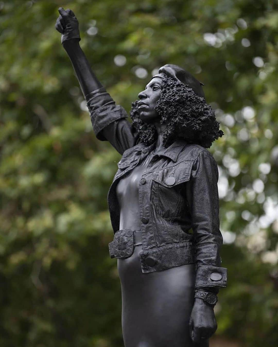 コモンさんのインスタグラム写真 - (コモンInstagram)「This is incredible! Artist Marc Quinn has erected a statue of a #BlackLivesMatter protester atop the plinth in the English city of Bristol once occupied by the toppled statue of slave trader Edward Colston. Quinn created the likeness of Jen Reid, a protester photographed standing on the plinth after demonstrators pulled down the statue of Colston and dumped it in Bristol’s harbor on June 7. The statue, titled “A Surge of Power (Jen Reid),” was erected before dawn on Wed. without approval from city officials.」7月16日 4時56分 - common