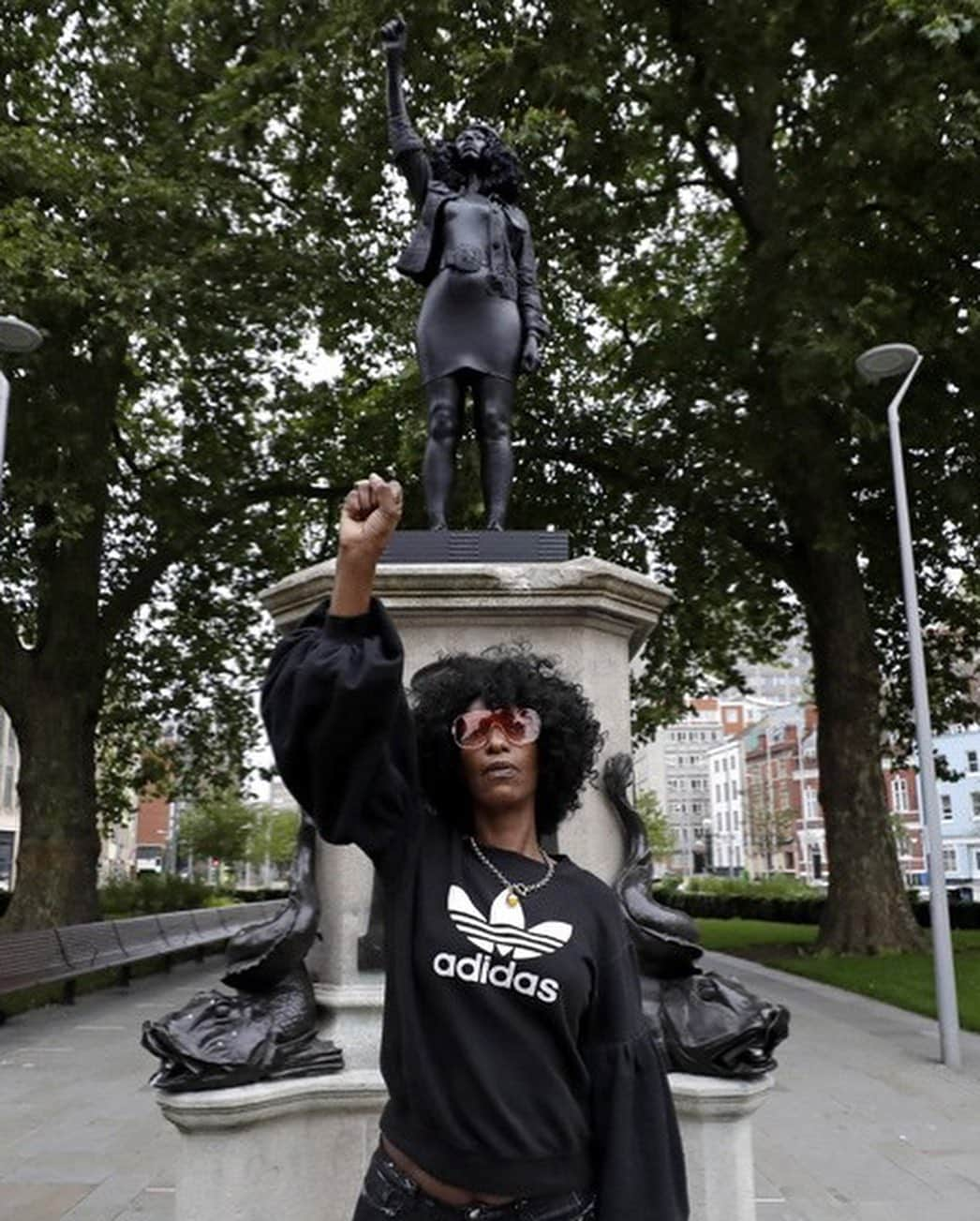 コモンさんのインスタグラム写真 - (コモンInstagram)「This is incredible! Artist Marc Quinn has erected a statue of a #BlackLivesMatter protester atop the plinth in the English city of Bristol once occupied by the toppled statue of slave trader Edward Colston. Quinn created the likeness of Jen Reid, a protester photographed standing on the plinth after demonstrators pulled down the statue of Colston and dumped it in Bristol’s harbor on June 7. The statue, titled “A Surge of Power (Jen Reid),” was erected before dawn on Wed. without approval from city officials.」7月16日 4時56分 - common